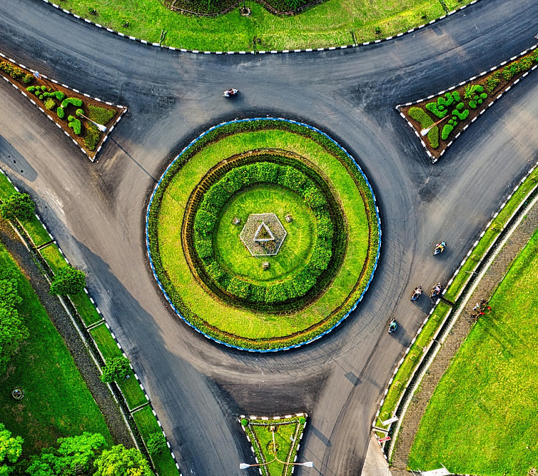 Проезд перекрестков с круговым движением в 2026 году: актуальные правила и типичные ошибки